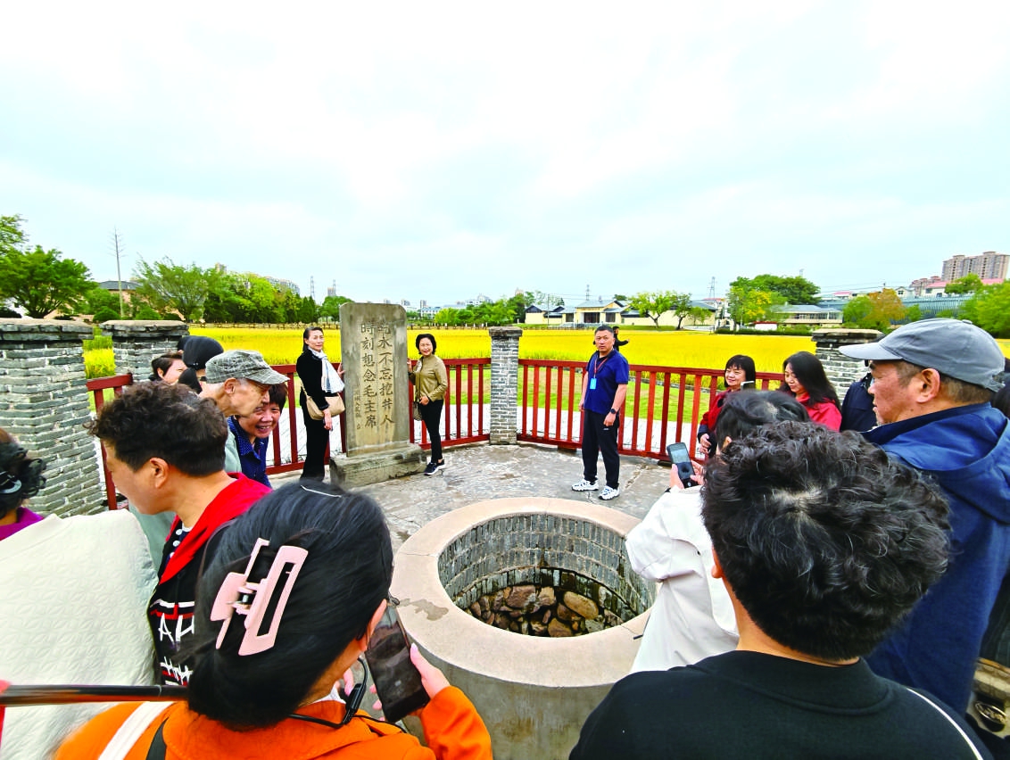 游客走進(jìn)瑞金紅井革命舊址群追尋紅色足跡、感悟革命精神